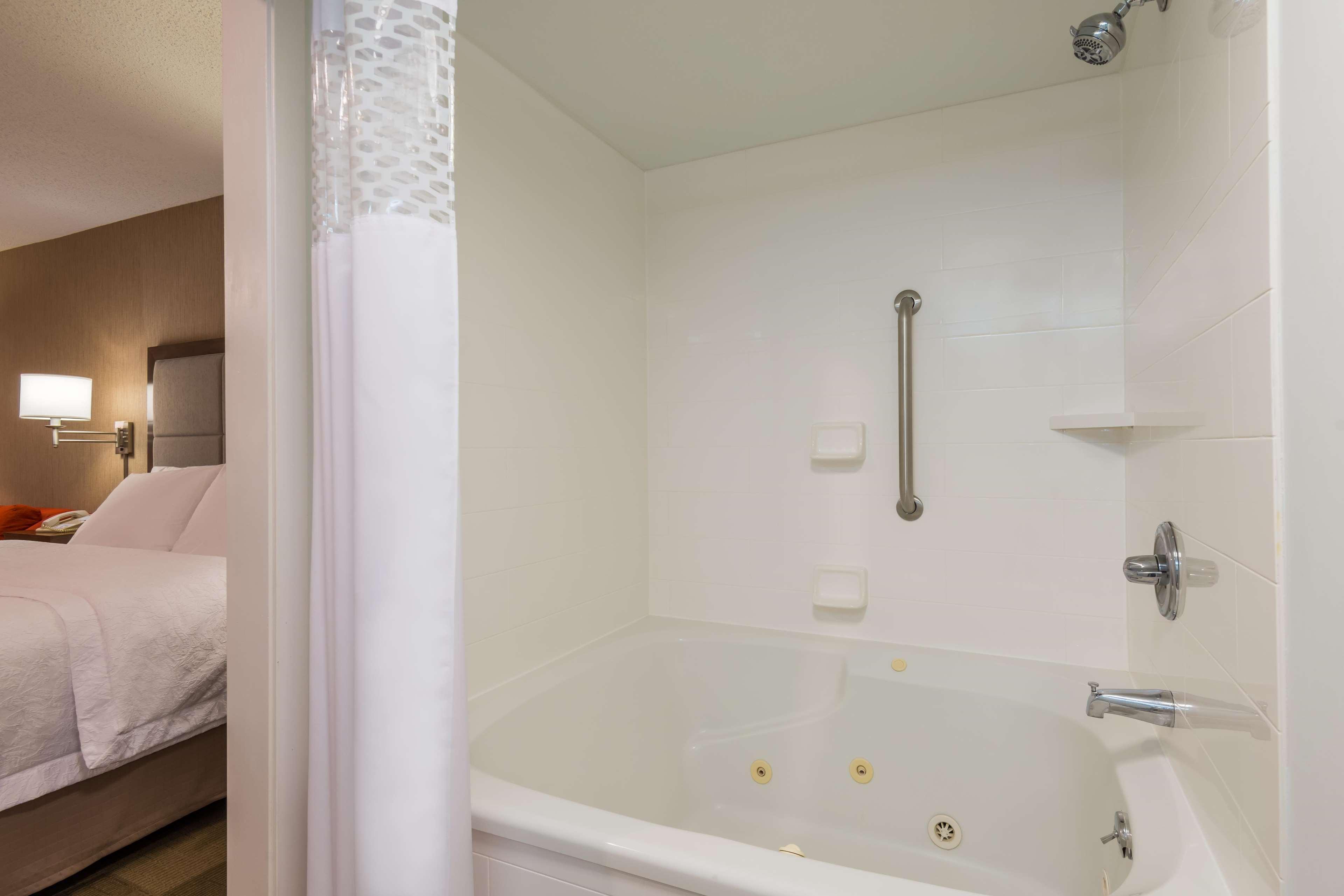 Hampton Inn Buffalo-Airport Galleria Mall Чиктовага Экстерьер фото