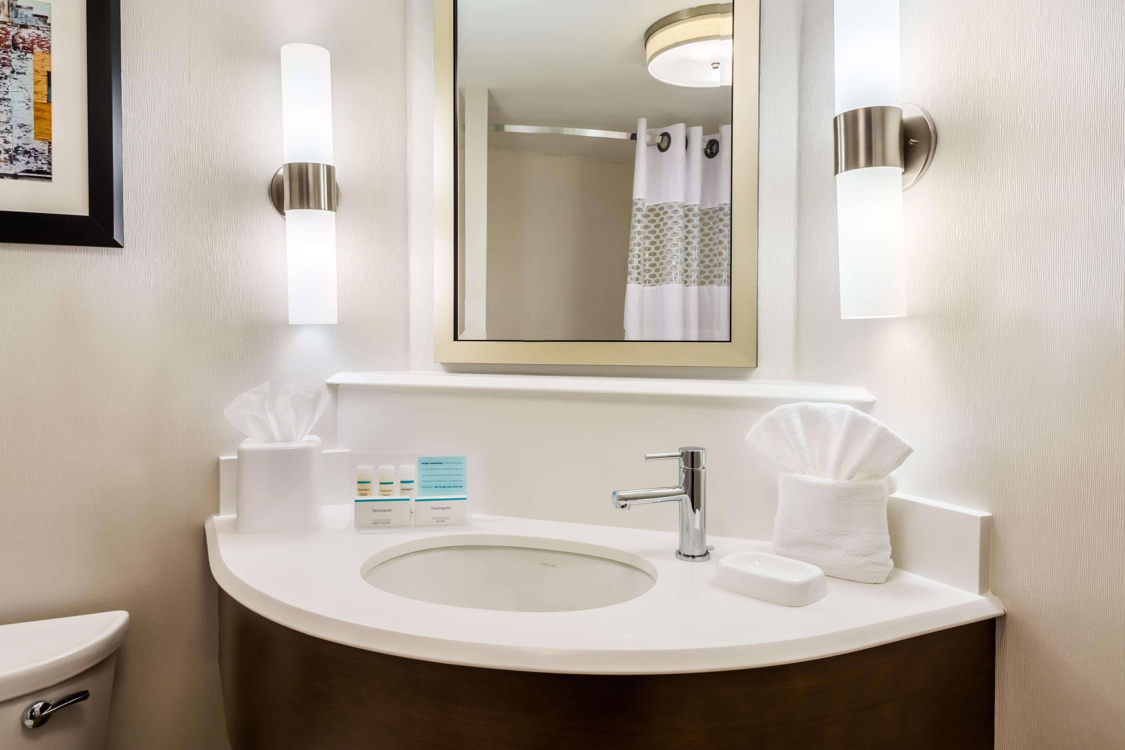 Hampton Inn Buffalo-Airport Galleria Mall Чиктовага Экстерьер фото