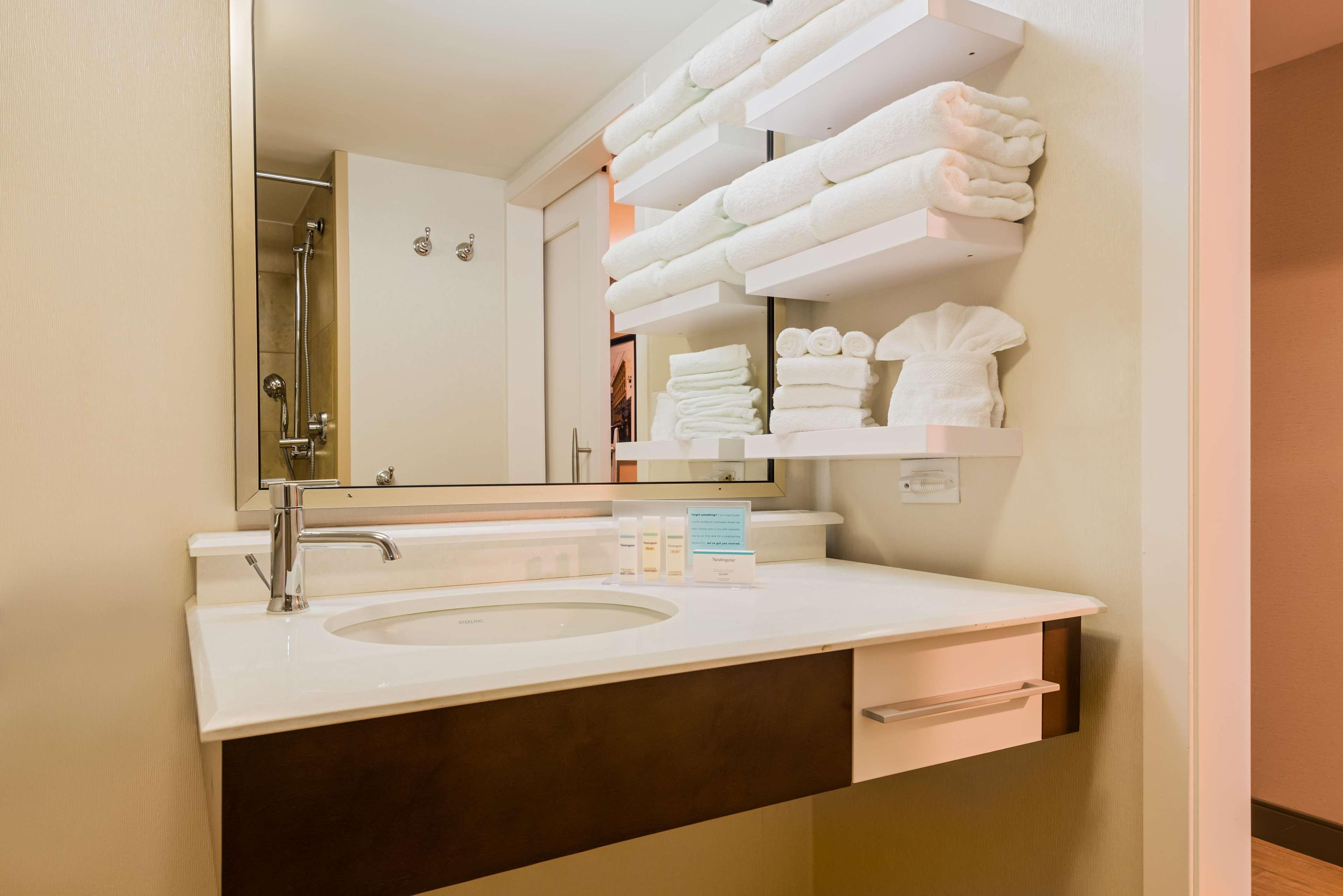 Hampton Inn Buffalo-Airport Galleria Mall Чиктовага Экстерьер фото