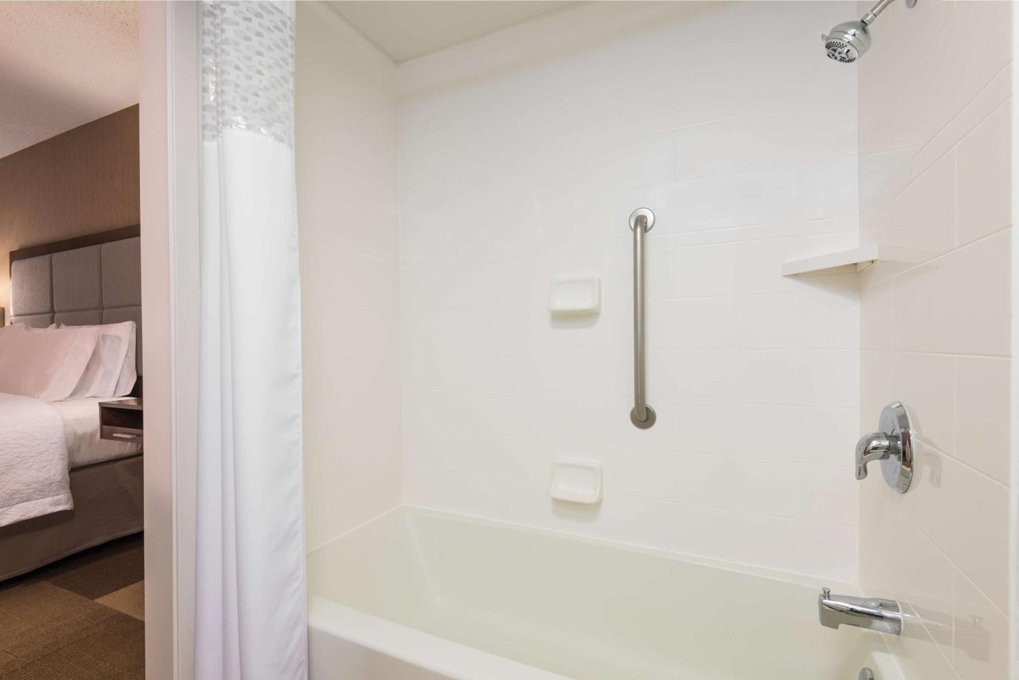 Hampton Inn Buffalo-Airport Galleria Mall Чиктовага Экстерьер фото